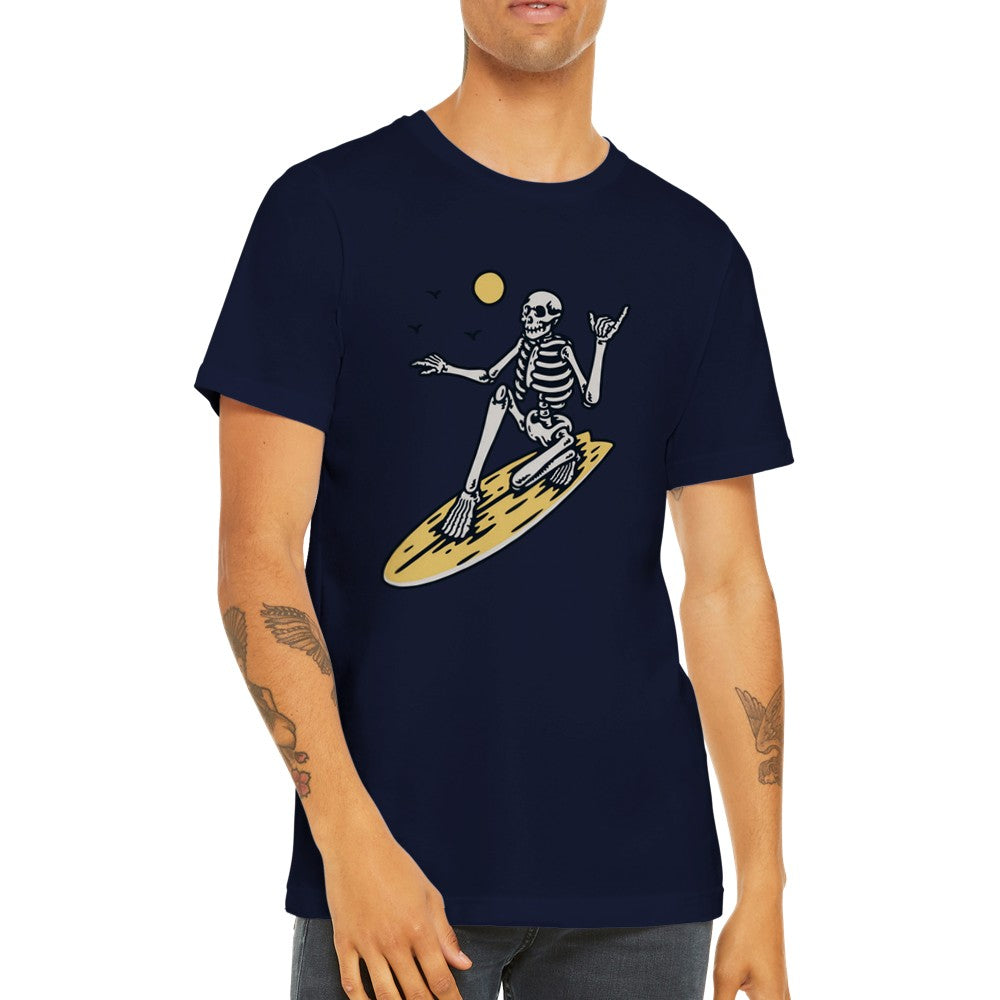 The Skull Surfer – Sjov T-shirt (Premium Unisex)