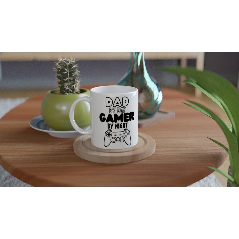 „Dad by Day, Gamer by Night“ – Lustige Tasse (weiße Keramik, 330 ml)