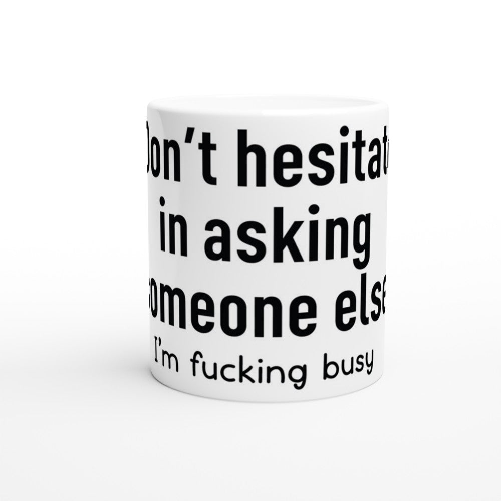 Don’t Hesitate—I’m Fucking Busy” – Sjovt Krus (Hvid Keramik 330 ml)