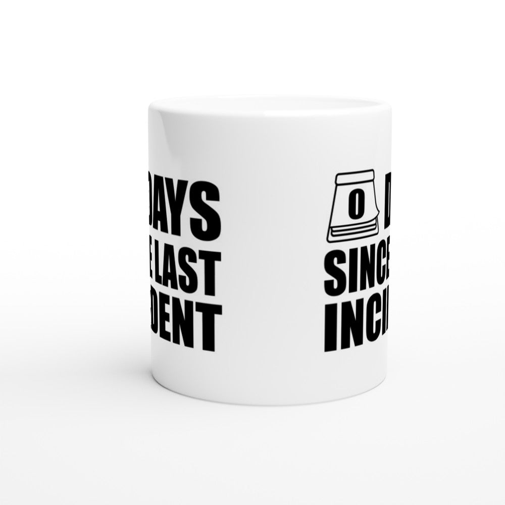 „0 Tage seit dem letzten Vorfall“ – Lustige Tasse (weiße Keramik, 330 ml)