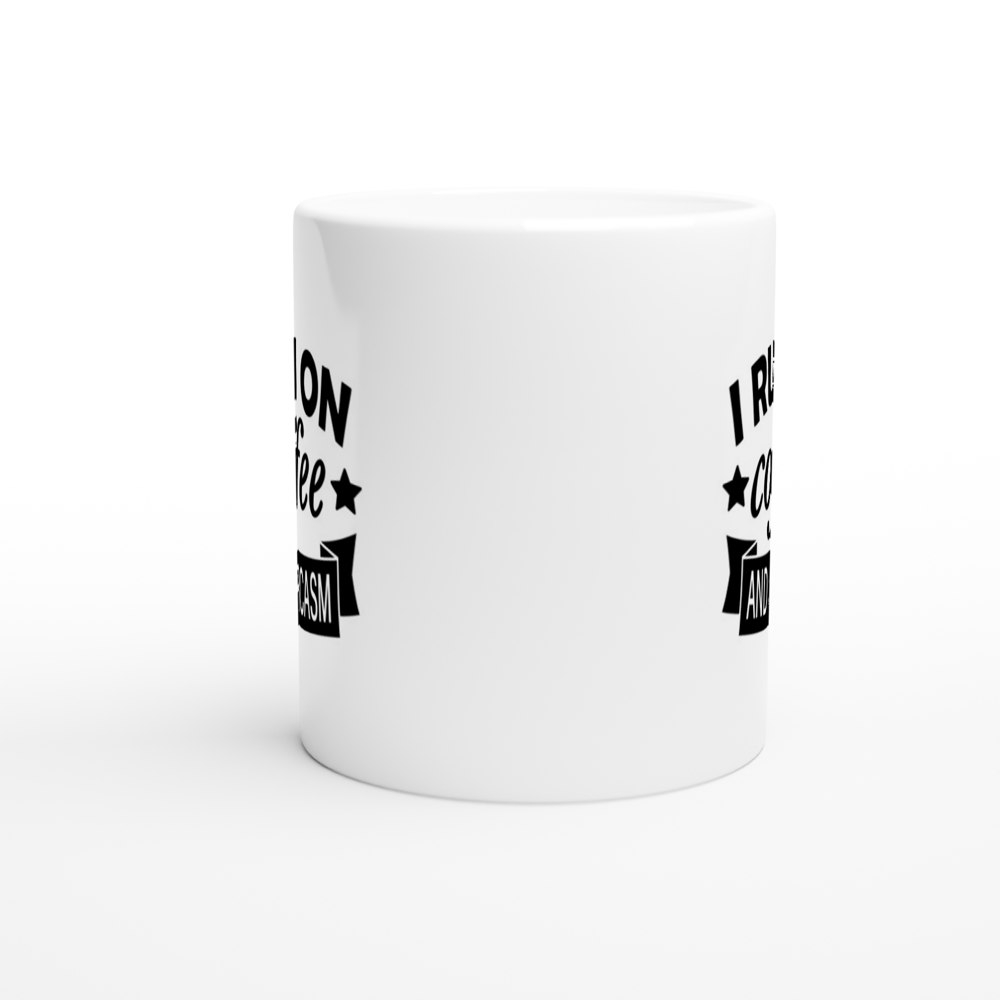 I Run on Coffee and Sarcasm – Sjovt Krus (Hvid Keramik 330 ml)