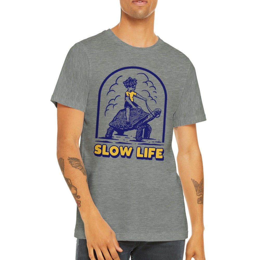 Slow Life Turtle – Kunstnerisk T-shirt (Premium Unisex)
