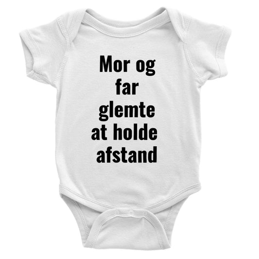 Klassisk Onesie baby bodyer - Mor og Far glemte at holde afstand