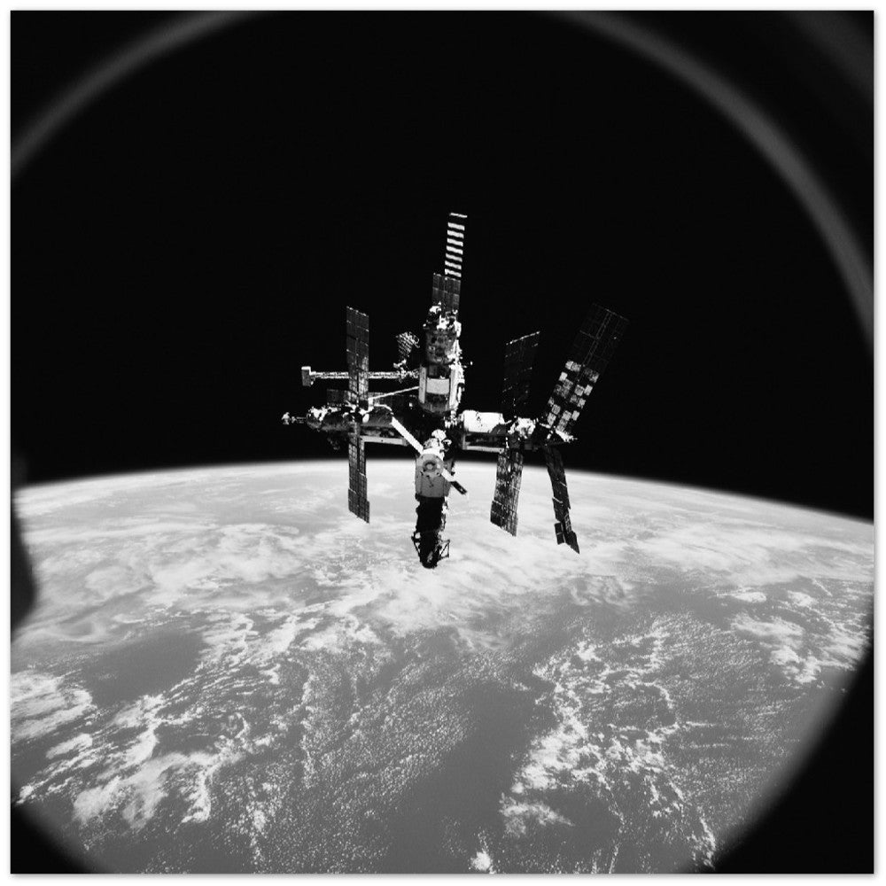 NASA Plakater - Rumstation Mir med Jorden Som Baggrund - Premium Mat Plakat Papir